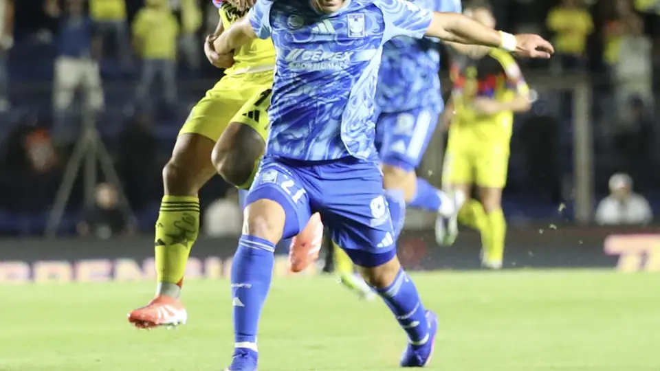 Víctor Dávila compite por el balón | GINA SÁNCHEZ