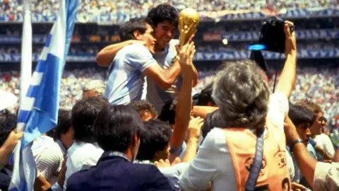 Diego tras ser Campeón en México 1986 | MEXSPORT