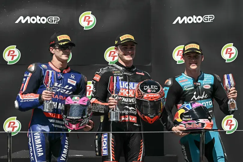 Manuel Gonzalez, Izan Guevara y Daniel Holgado en el podio del Gran Premio de Tailandia en Moto GP | AFP