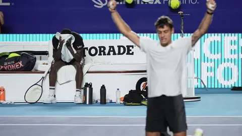 Cobolli celebra, mientras Tiafoe se lamenta en el fondo | AP