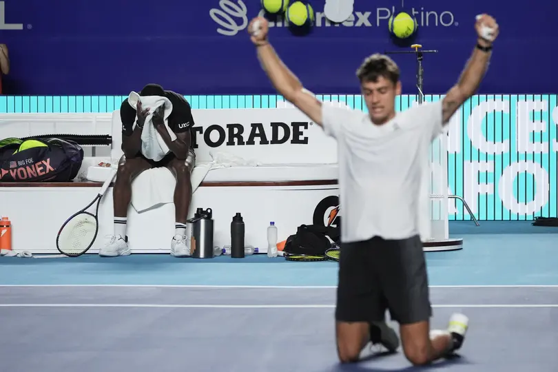 Cobolli celebra, mientras Tiafoe se lamenta en el fondo | AP