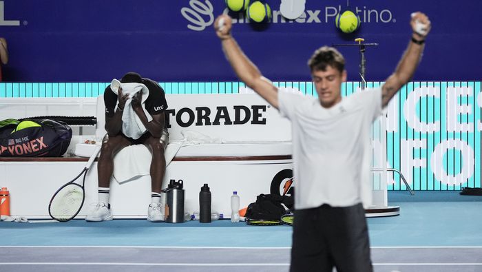 Cobolli celebra, mientras Tiafoe se lamenta en el fondo | AP