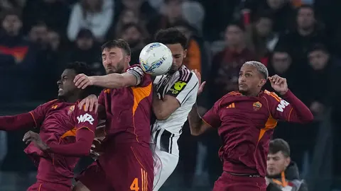 Roma y Juventus disputando el balón | AP