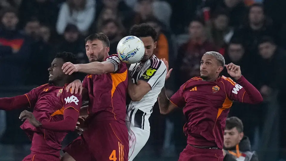 Roma y Juventus disputando el balón | AP