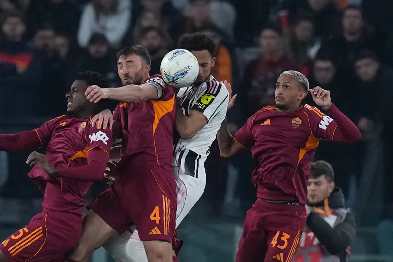 Roma y Juventus disputando el balón | AP