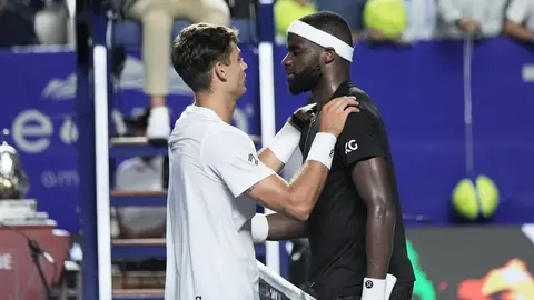 Flavio Cobolli y Frances Tiafoe se saludan en Acapulco | AP