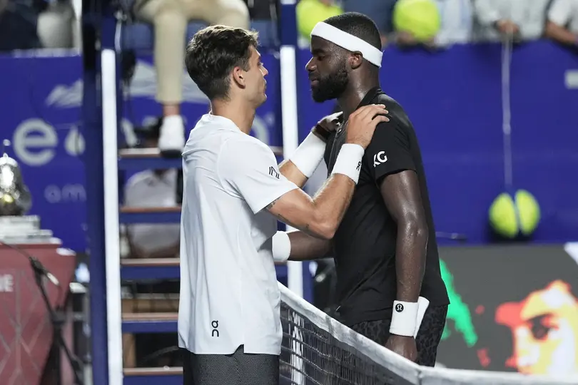 Flavio Cobolli y Frances Tiafoe se saludan en Acapulco | AP