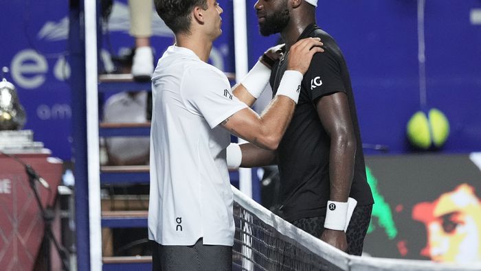 Flavio Cobolli y Frances Tiafoe se saludan en Acapulco | AP
