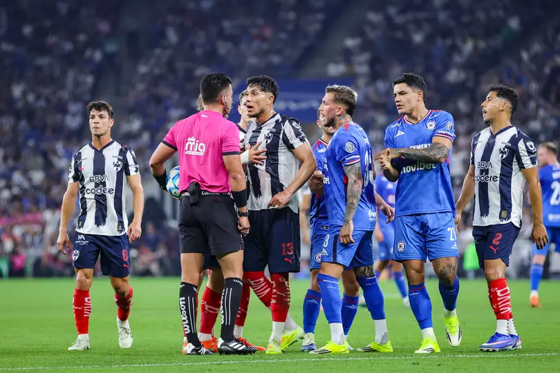 Jugadores de Cruz Azul reclaman al árbitro Pacheco l IMAGO7