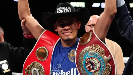 "Vaquero" Navarrete vence a "Sugar" Núñez por TKO y se corona doble campeón mundial