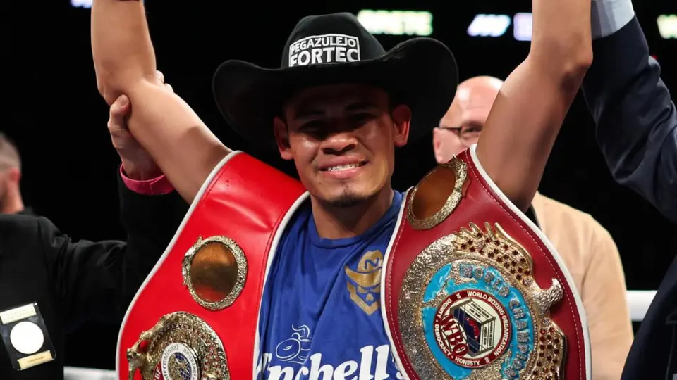 "Vaquero" Navarrete vence a "Sugar" Núñez por TKO y se corona doble campeón mundial