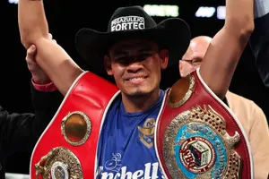 "Vaquero" Navarrete vence a "Sugar" Núñez por TKO y se corona doble campeón mundial
