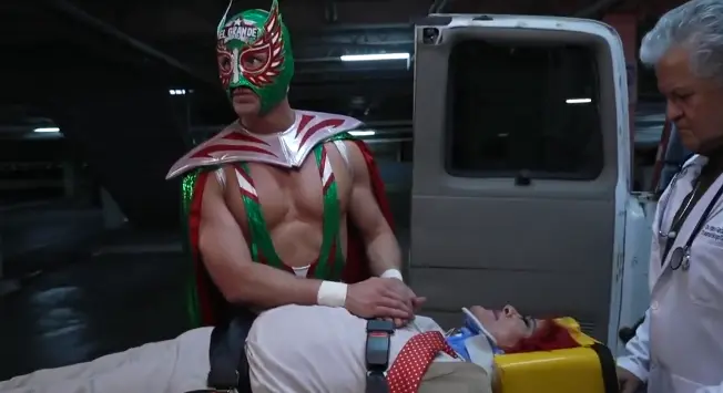 Grande Americano consolando a Pimpinela Escarlata | Captura de pantalla de AAA