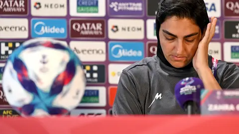 Zahra Ghanbari, capitana de la Selección de Irán, durante una conferencia de prensa | AP
