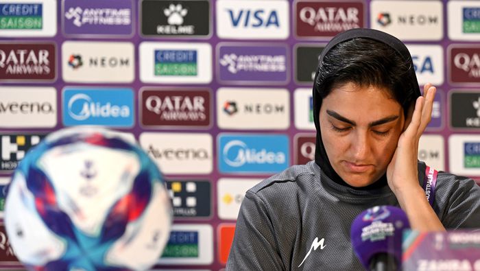 Zahra Ghanbari, capitana de la Selección de Irán, durante una conferencia de prensa | AP