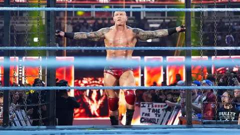 Randy Orton entrando a la Elimination Chamber | wwe.com
