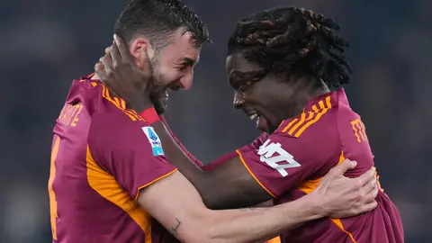 Bryan Cristante y Manu Kone, jugadores de la Roma | AP