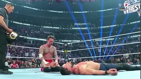 CM Punk reteniendo el campeonato mundial peso pesado | Captura WWE