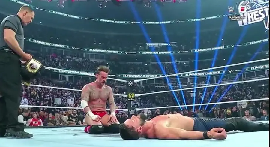 CM Punk reteniendo el campeonato mundial peso pesado | Captura WWE