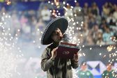 Flavio Cobolli celebra con su trofeo en el Abierto Mexicano de Tenis | AP