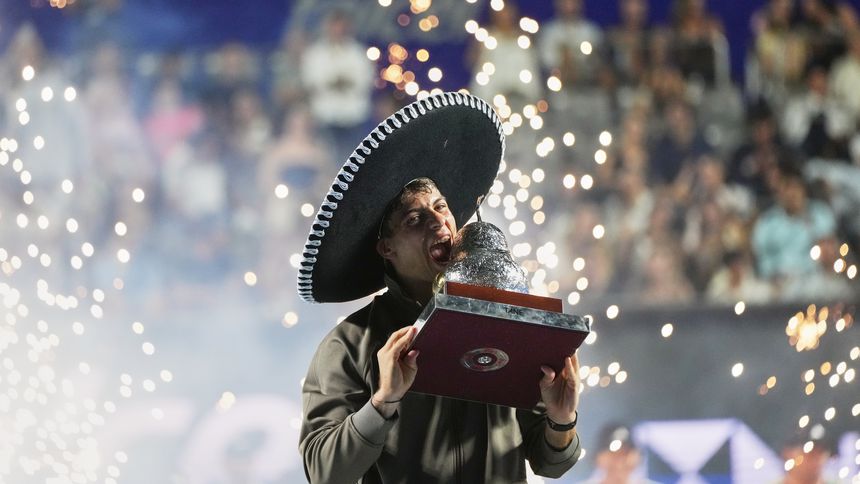 Flavio Cobolli celebra con su trofeo en el Abierto Mexicano de Tenis | AP