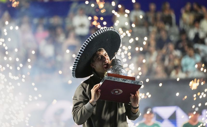 Flavio Cobolli celebra con su trofeo en el Abierto Mexicano de Tenis | AP