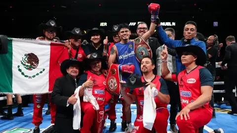 "Vaquero" Navarrete doble campeón mundial | IG: matchroomboxing