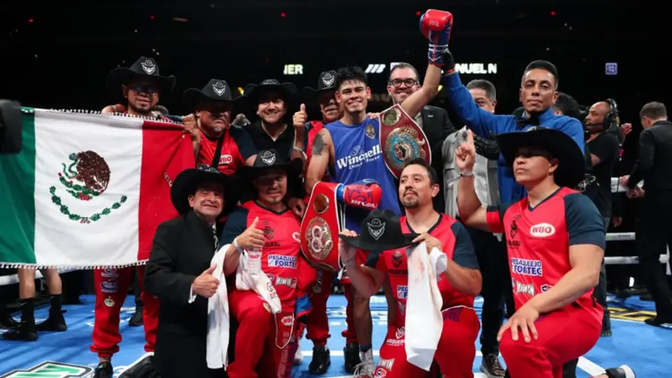 "Vaquero" Navarrete doble campeón mundial | IG: matchroomboxing