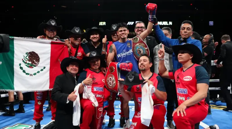 "Vaquero" Navarrete doble campeón mundial | IG: matchroomboxing