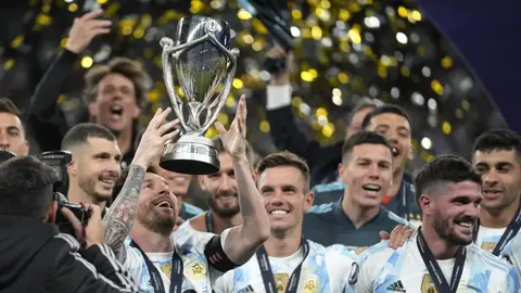 Messi festeja con Argentina la obtención de la Finalissima en 2022 | AP
