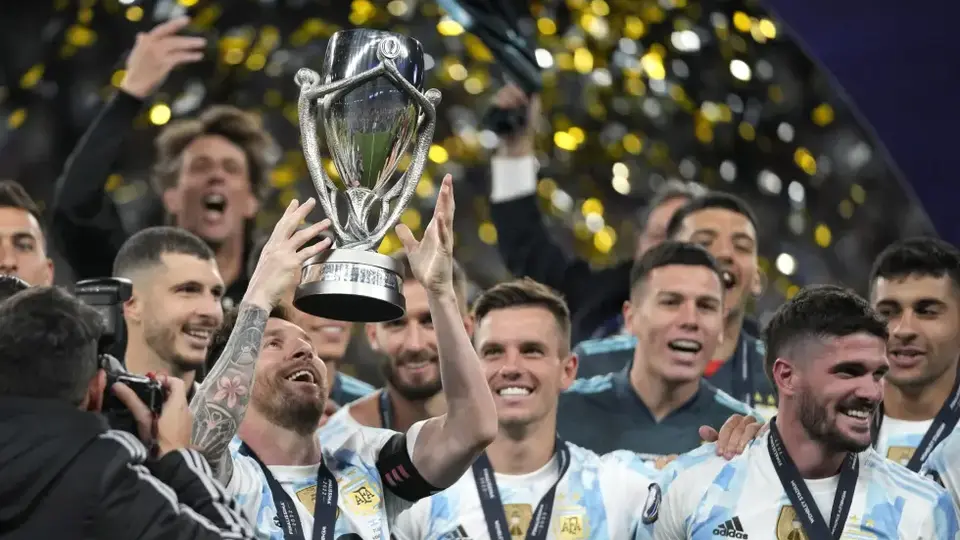 Messi festeja con Argentina la obtención de la Finalissima en 2022 | AP