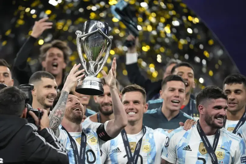 Messi festeja con Argentina la obtención de la Finalissima en 2022 | AP