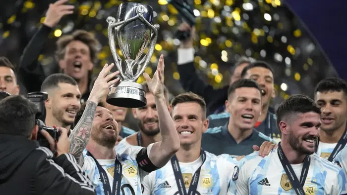 Messi festeja con Argentina la obtención de la Finalissima en 2022 | AP