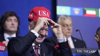Gianni Infantino se coloca una gorra de Estados Unidos durante una reunión de la Junta por la Paz | AP