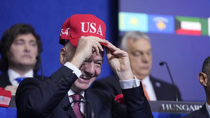Gianni Infantino se coloca una gorra de Estados Unidos durante una reunión de la Junta por la Paz | AP