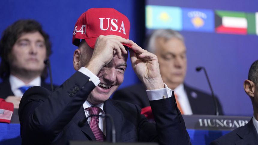 Gianni Infantino se coloca una gorra de Estados Unidos durante una reunión de la Junta por la Paz | AP