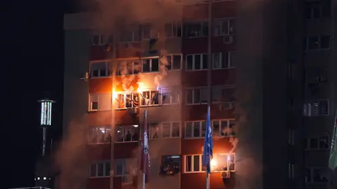 Aficionados mostrando apoyo desde un departamento l AP