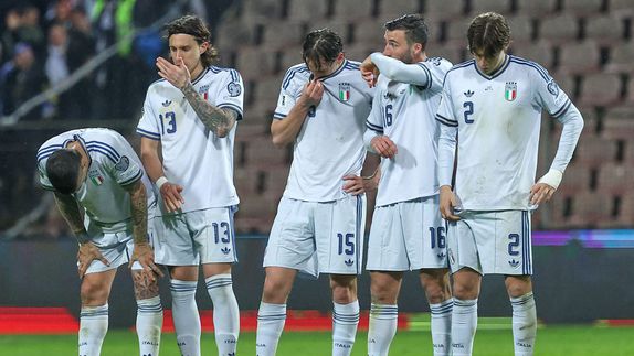 Jugadores de Italia se lamentan tras la derrota en el Repechaje UEFA previo al Mundial 2026 | AP