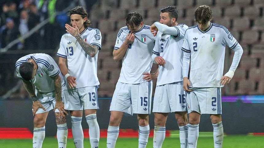 Jugadores de Italia se lamentan tras la derrota en el Repechaje UEFA previo al Mundial 2026 | AP