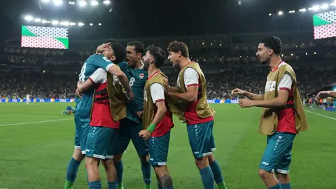 Jugadores de Iraq felicitan a Aymen Hussein por su gol ante Bolivia en el Repechaje Intercontinental de la FIFA | AP