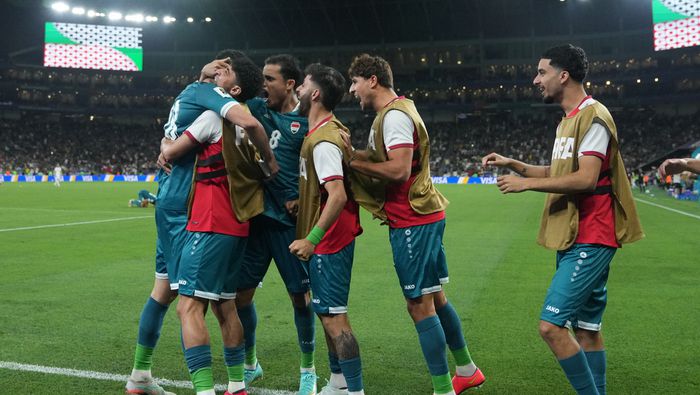 Jugadores de Iraq felicitan a Aymen Hussein por su gol ante Bolivia en el Repechaje Intercontinental de la FIFA | AP