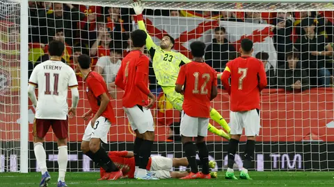 Mostafa Shobeir atajando un balón aéreo l AP