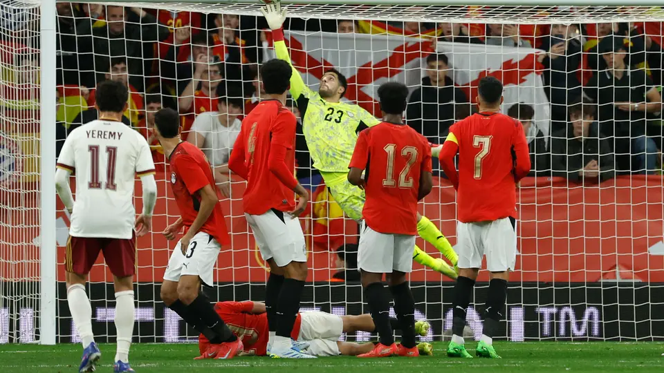 Mostafa Shobeir atajando un balón aéreo l AP