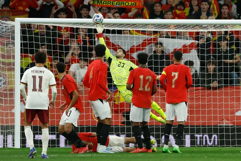 Mostafa Shobeir atajando un balón aéreo l AP