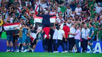 El técnico de Iraq, Graham Arnold, celebra con sus jugadores y la afición tras la victoria contra Bolivia | MEXSPORT