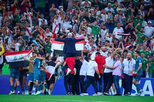 El técnico de Iraq, Graham Arnold, celebra con sus jugadores y la afición tras la victoria contra Bolivia | MEXSPORT