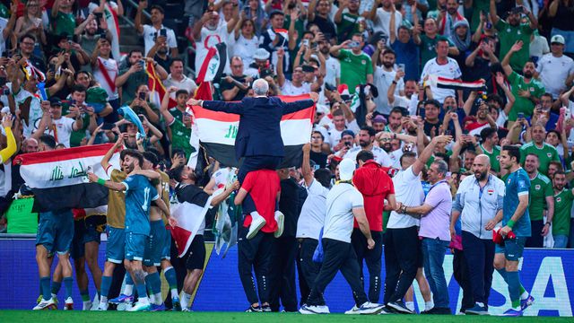 El técnico de Iraq, Graham Arnold, celebra con sus jugadores y la afición tras la victoria contra Bolivia | MEXSPORT