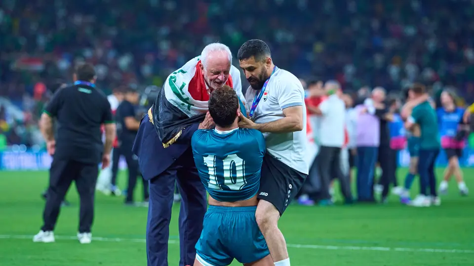 El técnico de Iraq, Graham Arnold, celebra con sus jugadores tras la victoria contra Bolivia | MEXSPORT