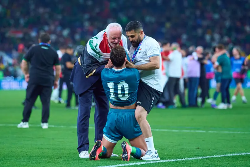 El técnico de Iraq, Graham Arnold, celebra con sus jugadores tras la victoria contra Bolivia | MEXSPORT