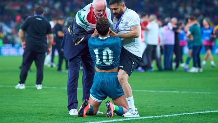 El técnico de Iraq, Graham Arnold, celebra con sus jugadores tras la victoria contra Bolivia | MEXSPORT